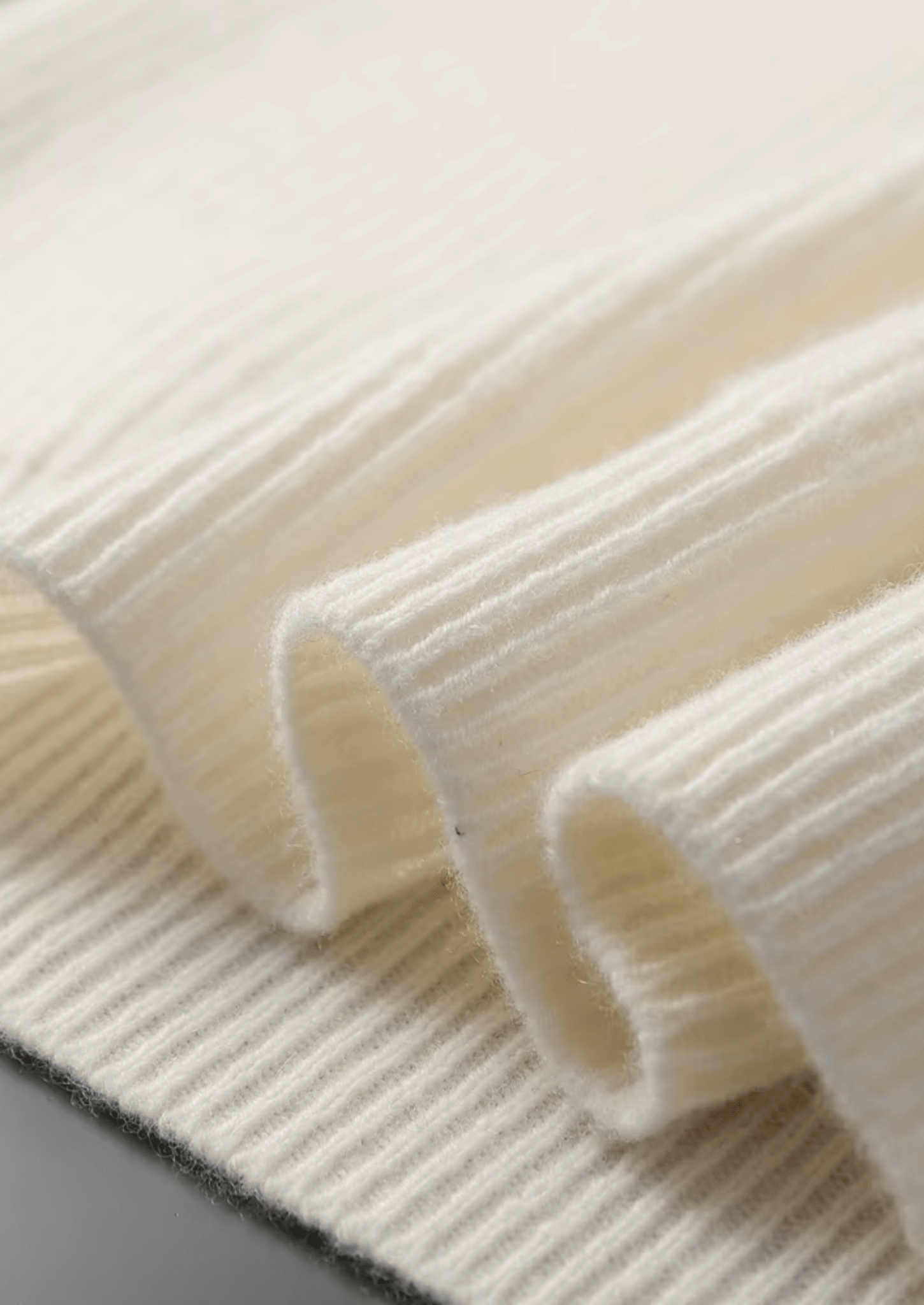 PREMIUM CASHMERE RIBBED V - NECK SWEATER - Derada