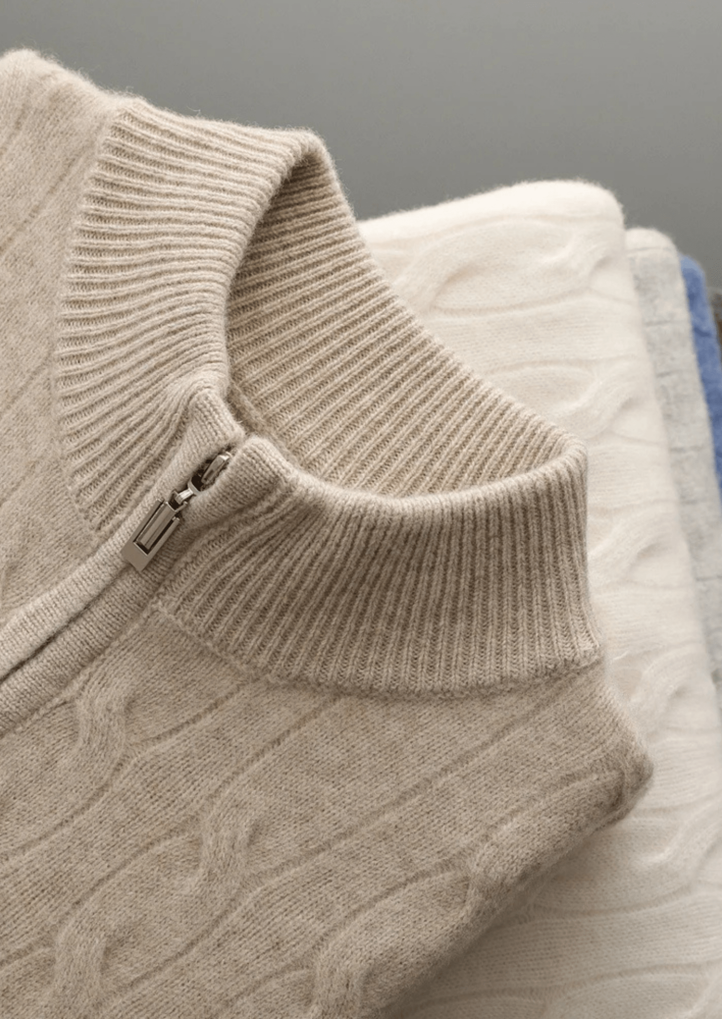 PURE EXTRA - FINE MERINO WOOL CABLE HALF ZIP - Derada